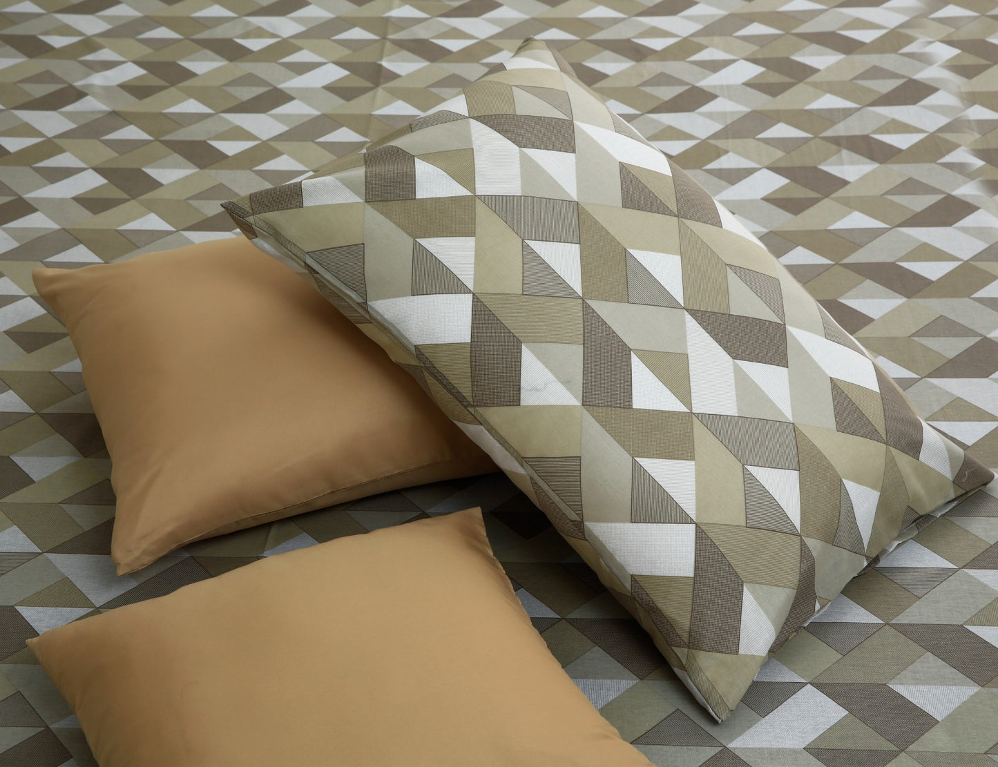 8 PCs Winter Comforter Set-Beige Triangle