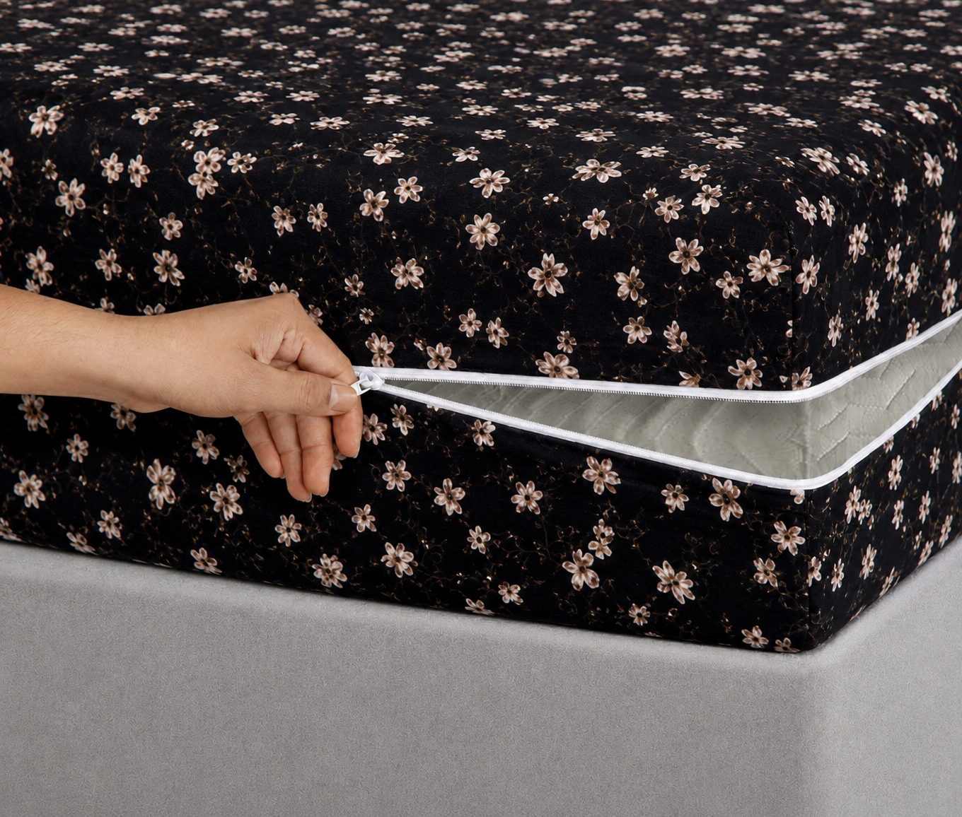 Zipper Mattress Cover Printed- White Jazmin