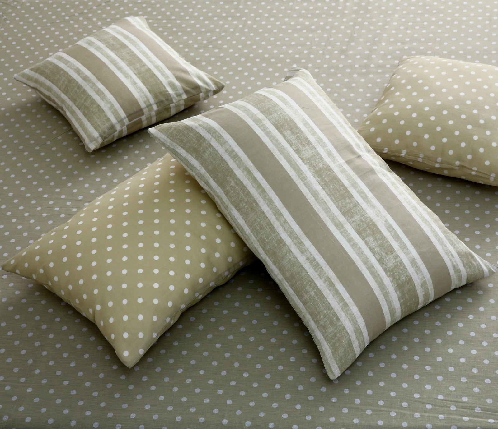 8 PCs Winter Comforter Set-Beige Polka Comforters Apricot   