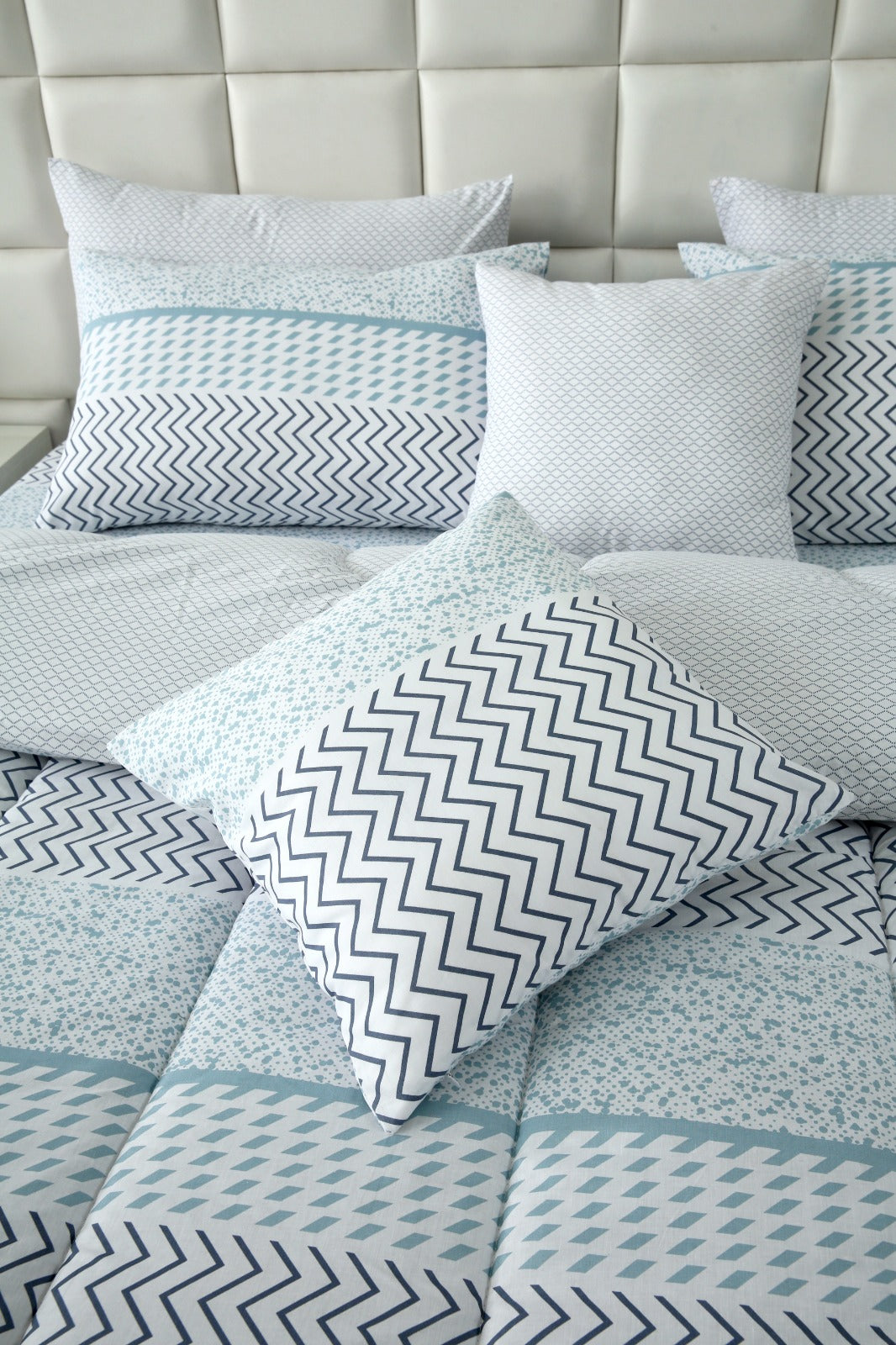 8 PCs Winter Comforter Set-Sky Blue ZigZag Comforters Apricot